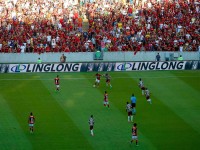 Fotos Después de 3 años, el Flamengo es nuevamente campeón Carioca. Venció al Fluminense por 2 a 1, comenzó perdiendo, más luego remonto el partido disputado el domingo 7 de mayo en el Maracana.
Con este triunfo el Flamengo llegó a su título estatal número 34 de forma invicta. 
Con LINGLONG CUBIERTAS, acompañamos tu pasión por el fútbol.