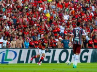 Fotos Después de 3 años, el Flamengo es nuevamente campeón Carioca. Venció al Fluminense por 2 a 1, comenzó perdiendo, más luego remonto el partido disputado el domingo 7 de mayo en el Maracana.
Con este triunfo el Flamengo llegó a su título estatal número 34 de forma invicta. 
Con LINGLONG CUBIERTAS, acompañamos tu pasión por el fútbol.