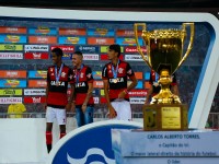 Fotos Después de 3 años, el Flamengo es nuevamente campeón Carioca. Venció al Fluminense por 2 a 1, comenzó perdiendo, más luego remonto el partido disputado el domingo 7 de mayo en el Maracana.
Con este triunfo el Flamengo llegó a su título estatal número 34 de forma invicta. 
Con LINGLONG CUBIERTAS, acompañamos tu pasión por el fútbol.