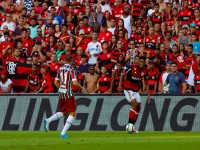 Fotos Después de 3 años, el Flamengo es nuevamente campeón Carioca. Venció al Fluminense por 2 a 1, comenzó perdiendo, más luego remonto el partido disputado el domingo 7 de mayo en el Maracana.
Con este triunfo el Flamengo llegó a su título estatal número 34 de forma invicta. 
Con LINGLONG CUBIERTAS, acompañamos tu pasión por el fútbol.