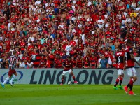 Fotos Después de 3 años, el Flamengo es nuevamente campeón Carioca. Venció al Fluminense por 2 a 1, comenzó perdiendo, más luego remonto el partido disputado el domingo 7 de mayo en el Maracana.
Con este triunfo el Flamengo llegó a su título estatal número 34 de forma invicta. 
Con LINGLONG CUBIERTAS, acompañamos tu pasión por el fútbol.